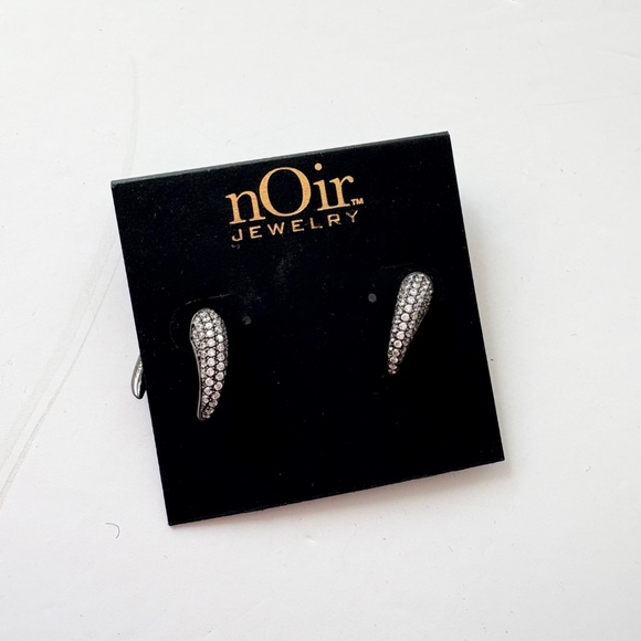 Noir NYC pavé gunmetal horn earrings - Picture 4 of 4